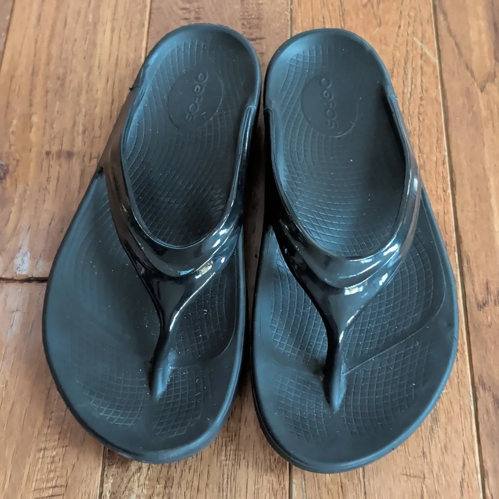 Oofos Oolala Black Flip Flop Recovery Sandals - Picture 4 of 7